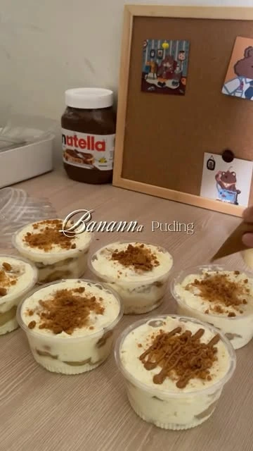 Banana pudding Hibiku dengan taburan remah biskuit