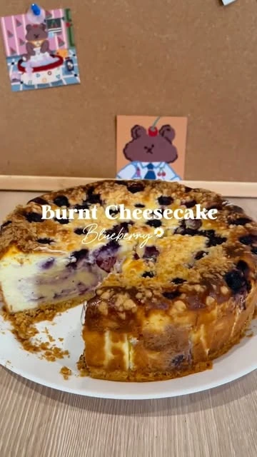 Burnt cheesecake blueberry Hibiku yang dipotong untuk memperlihatkan bagian tengahnya yang lembut