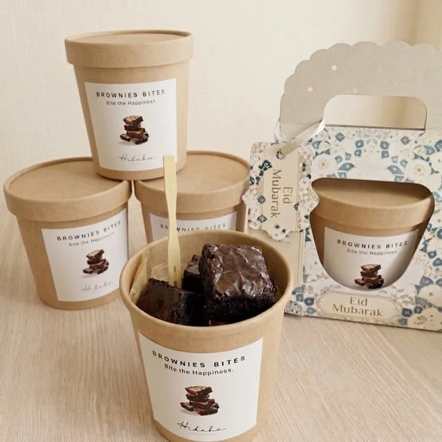 Brownie bites Hibiku dalam wadah kertas dan kemasan hadiah Lebaran