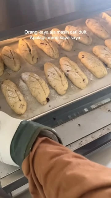 Loyang roti Hibiku yang sedang dikeluarkan dari oven